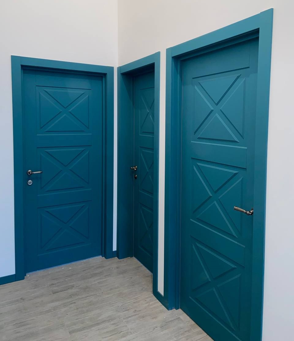 Темная дверь в контрастном интерьере